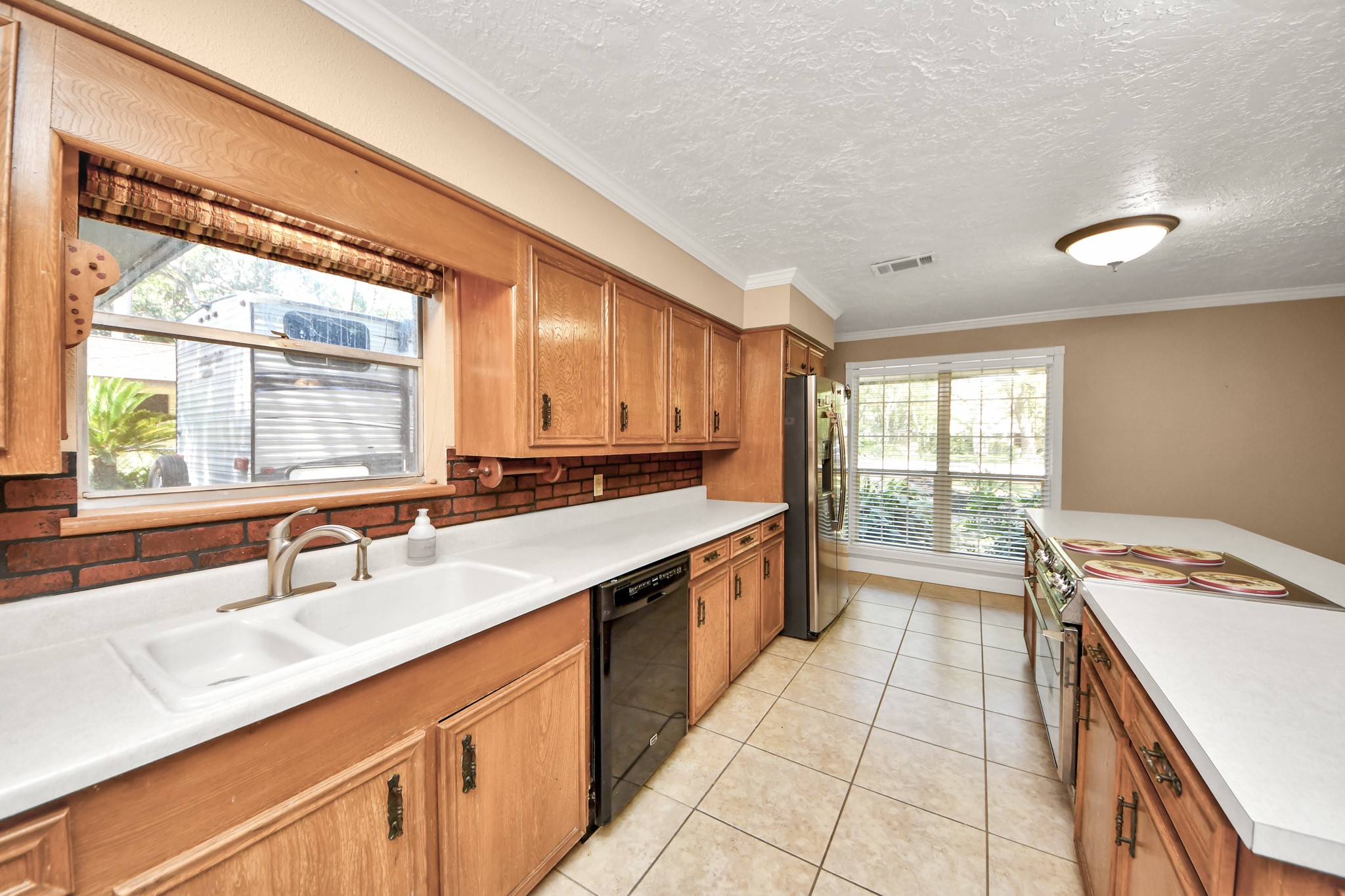 215 Hardy Street, Bacliff, TX 77518