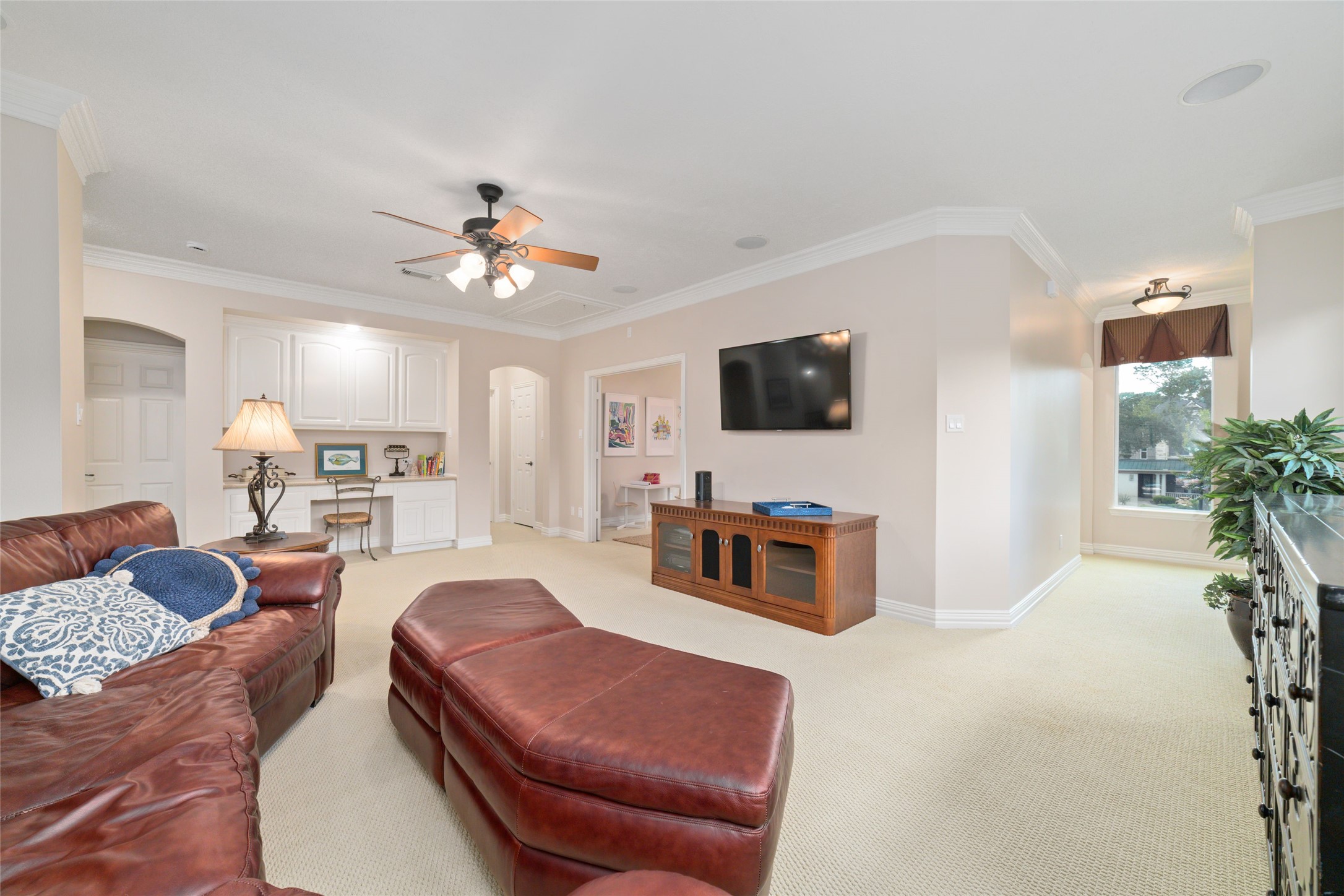 Built in desk and cabinetry