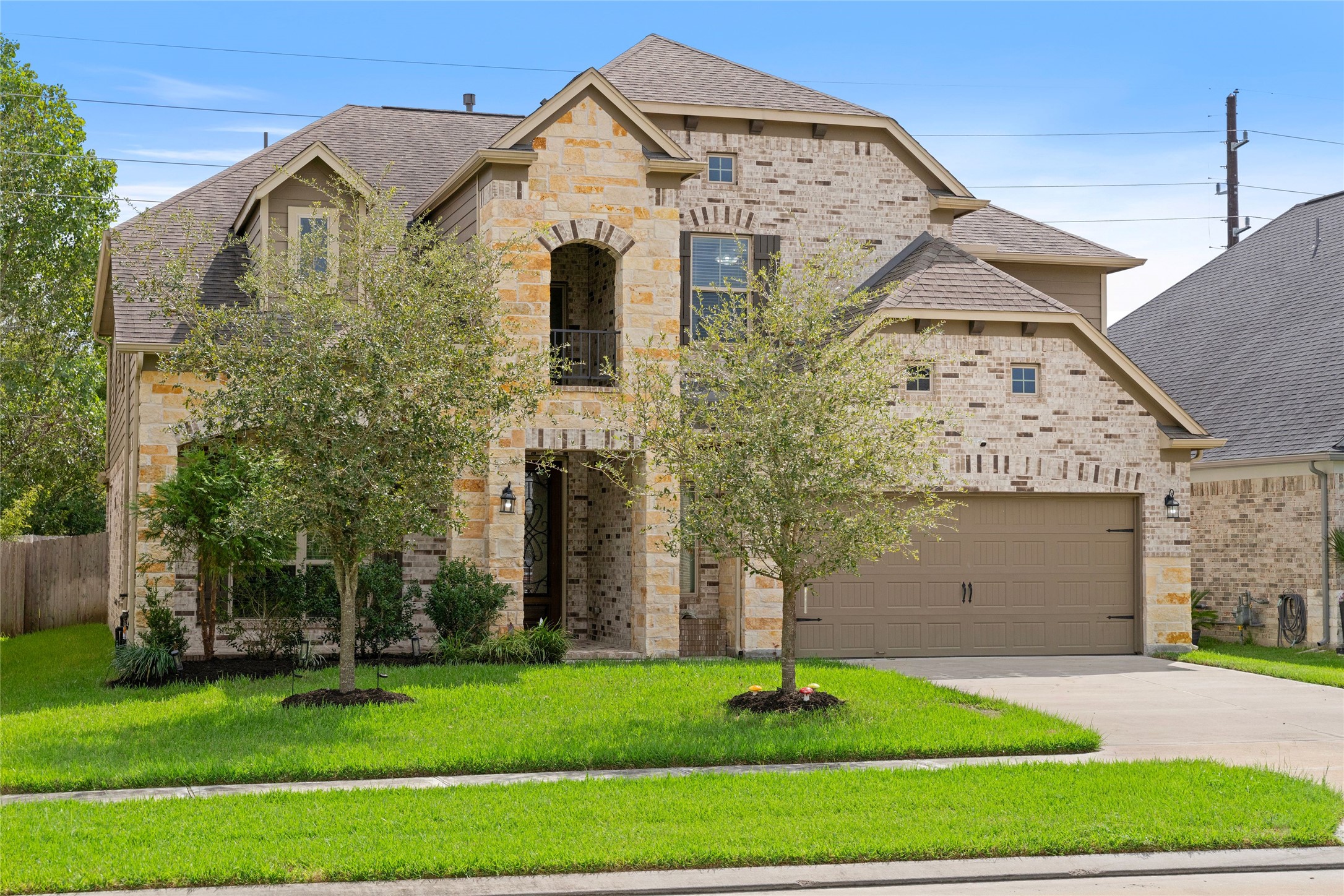 Welcome to 3015 Dawnlight. Exterior features upgraded stone/brick options. Welcome to 3015 Dawnlight. Exterior features upgraded stone/brick options.