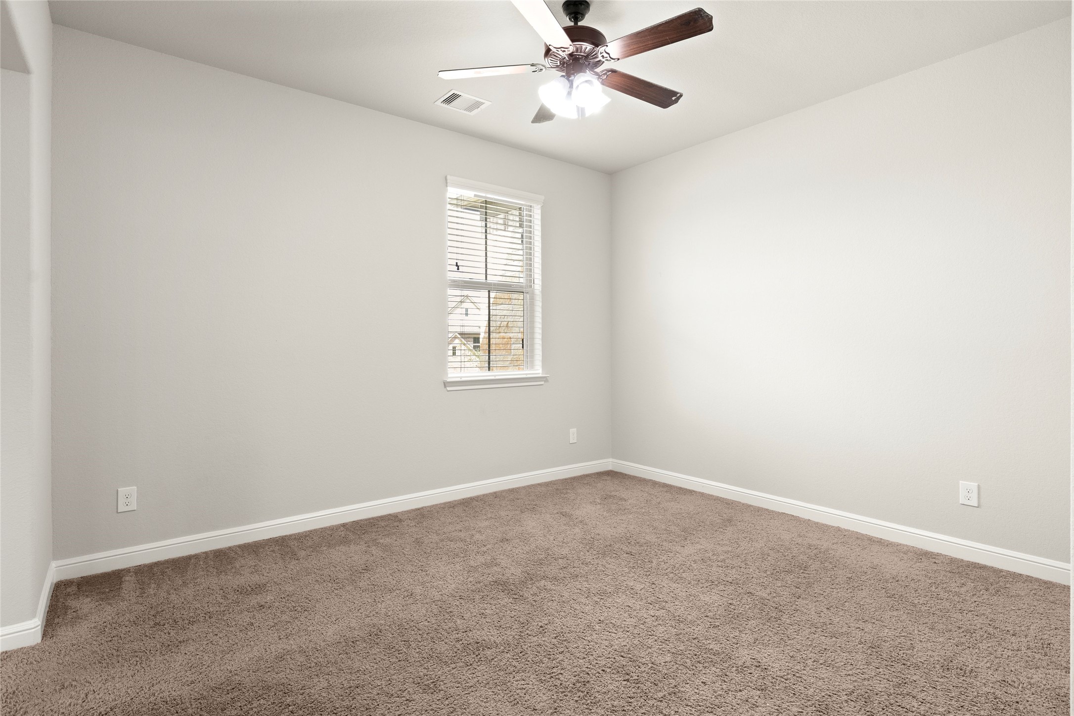 Cozy secondary bedroom