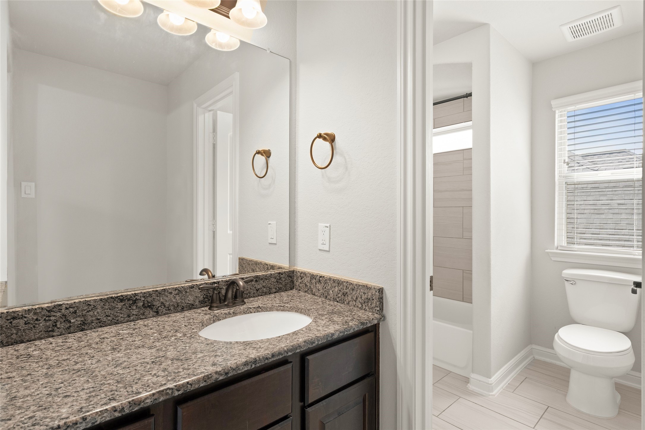 Convenient full bathroom