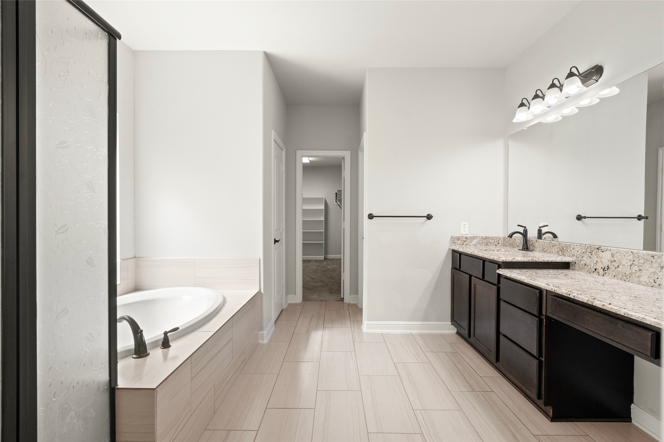 Well-appointed full bathroom