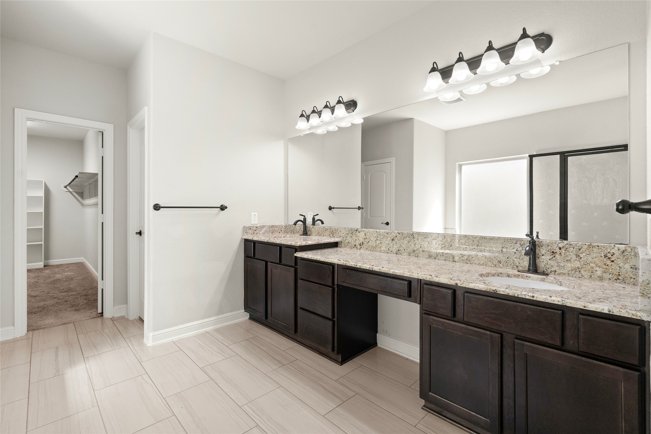 Dual-vanity full bathroom