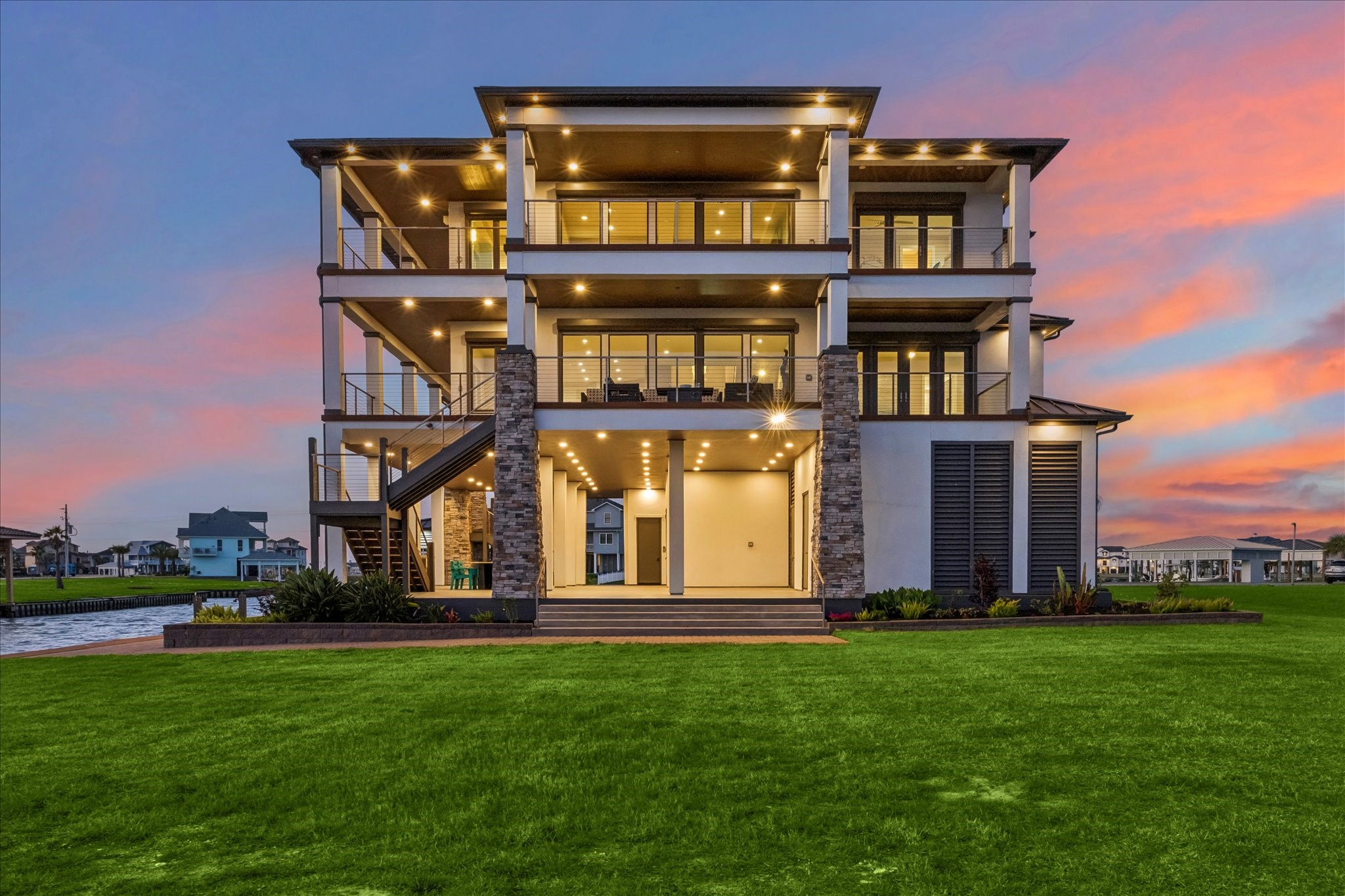 1 Water Key, Hitchcock, TX 77563