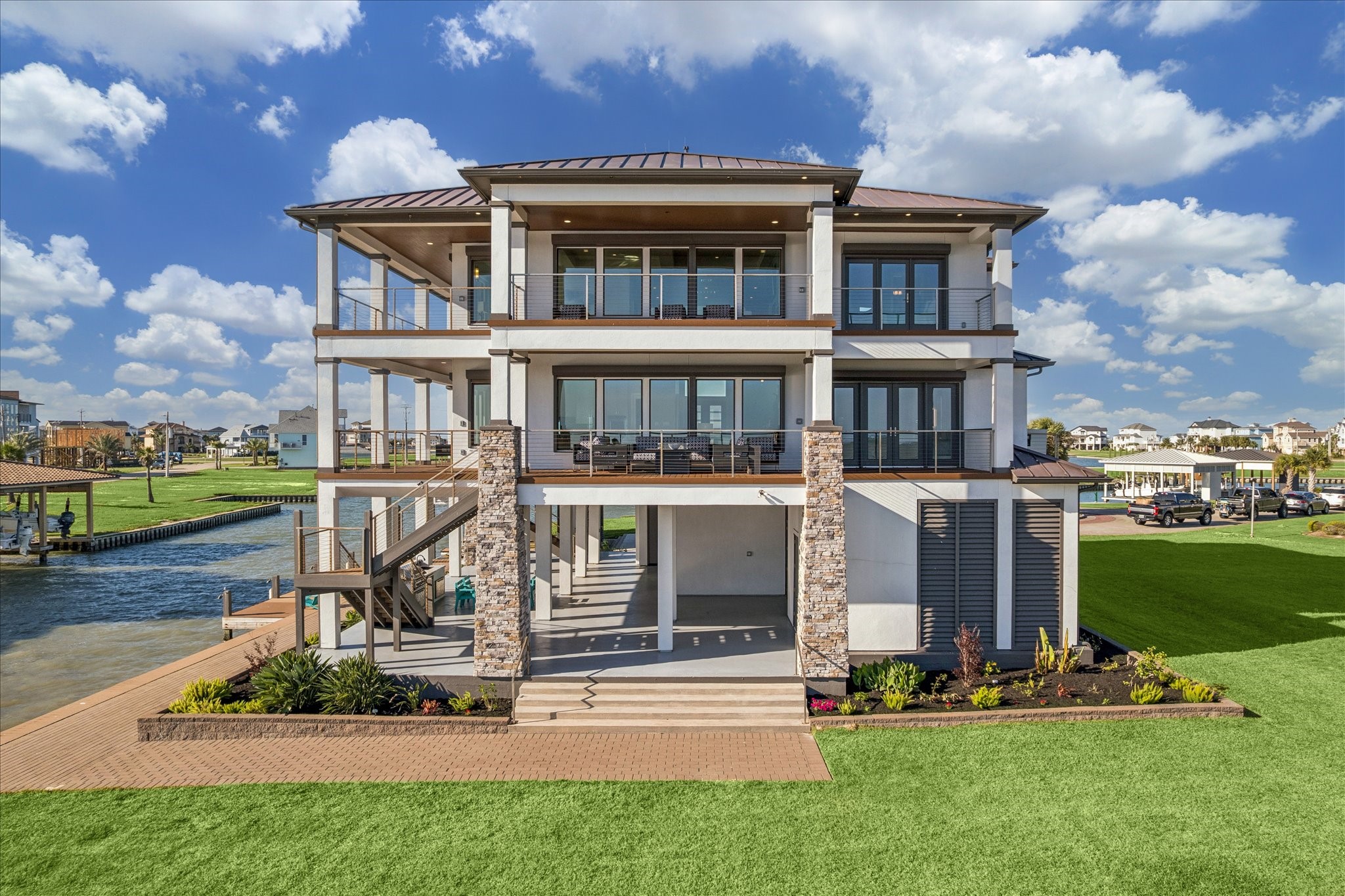 Residents enjoy resort-style amenities, including a yacht club with Flamingo Bar, swim center, marina, ship's store, bait shop, community boat ramp, along with scenic hike and bike trails, excellent fishing, and exceptional bird watching