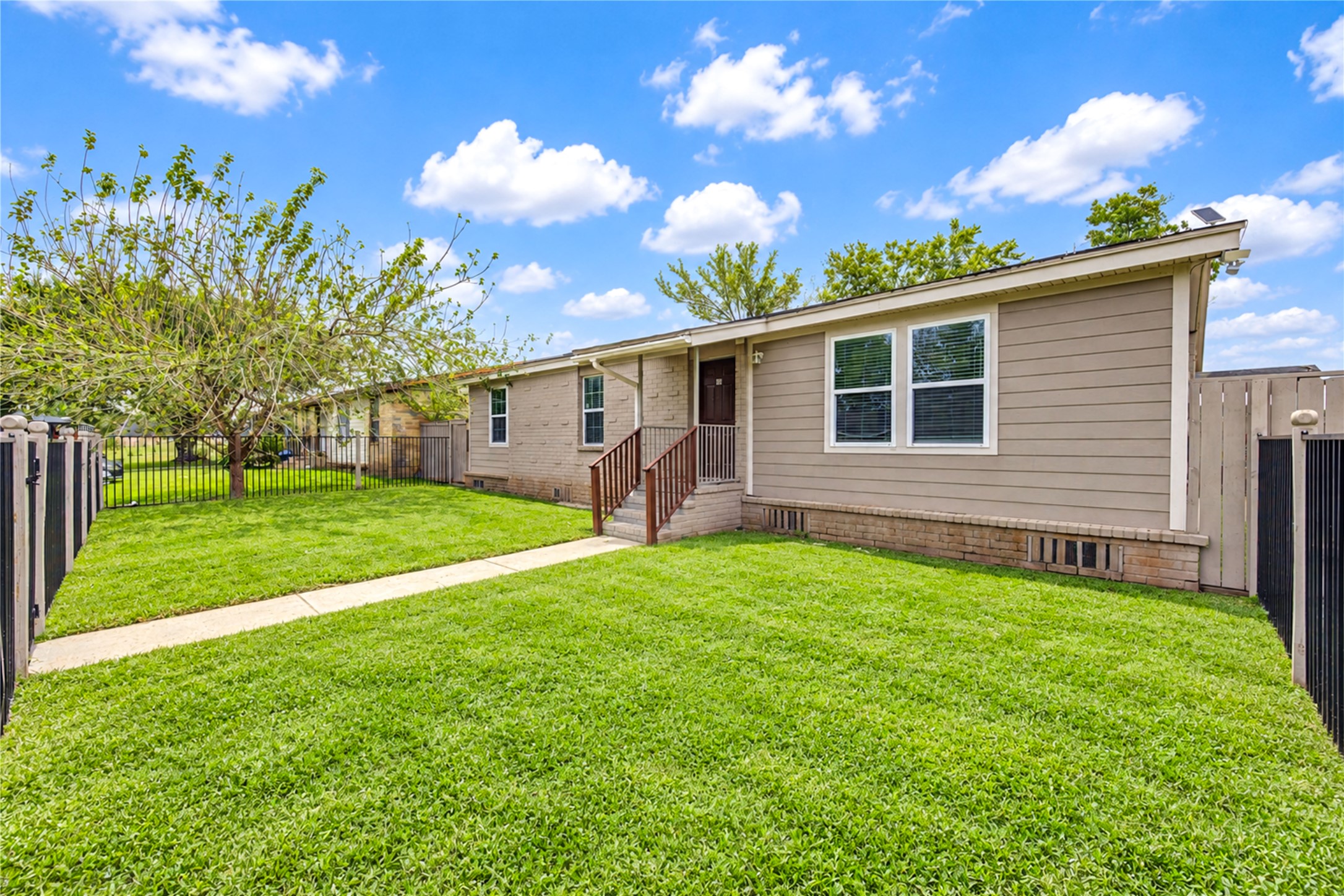 5 Carol Court, #B, Brookshire, TX 77423