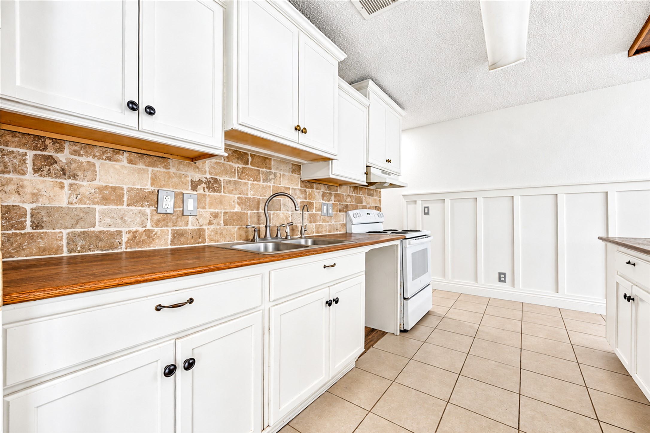 5 Carol Court, #B, Brookshire, TX 77423
