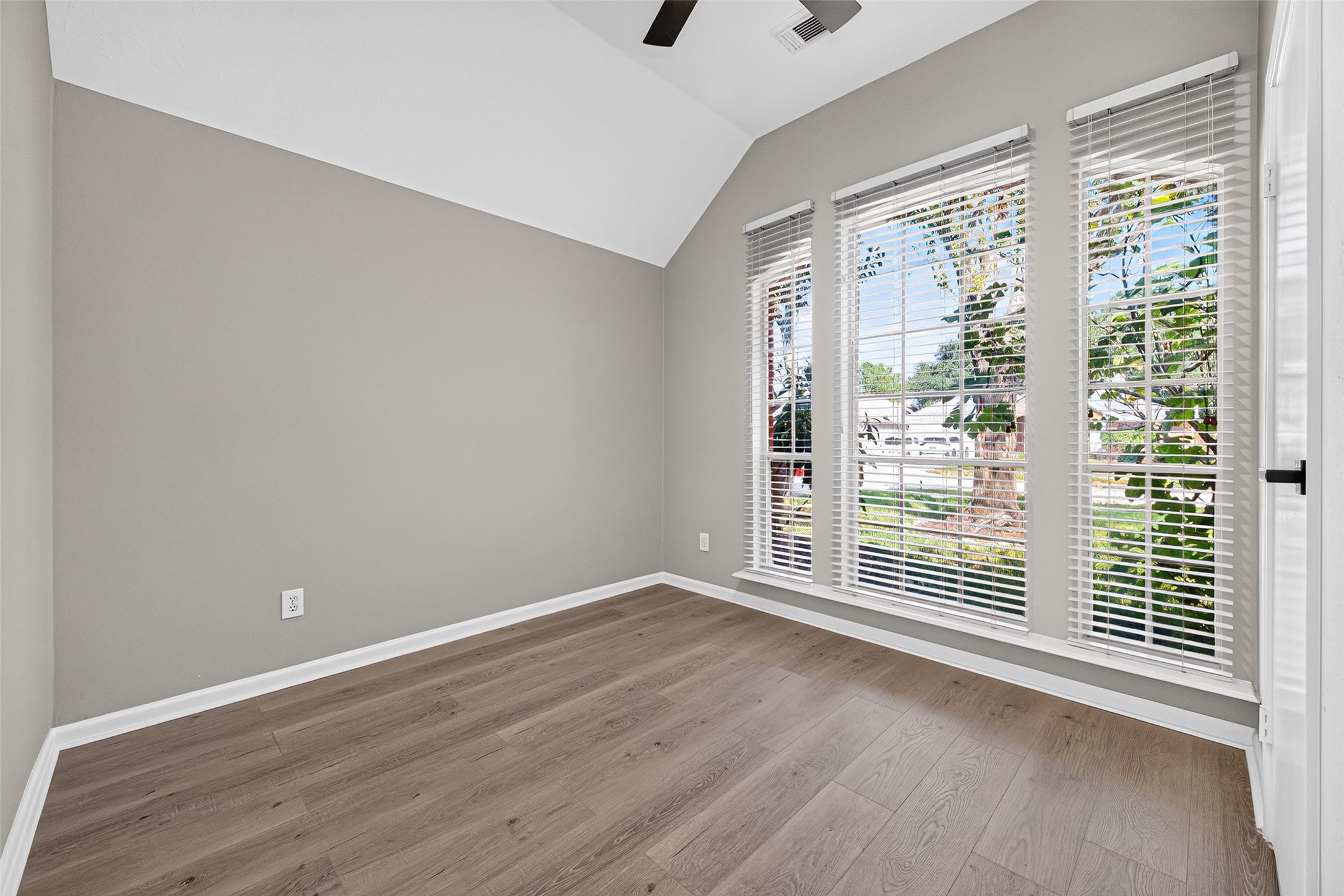 Virtually staging guest bedroom