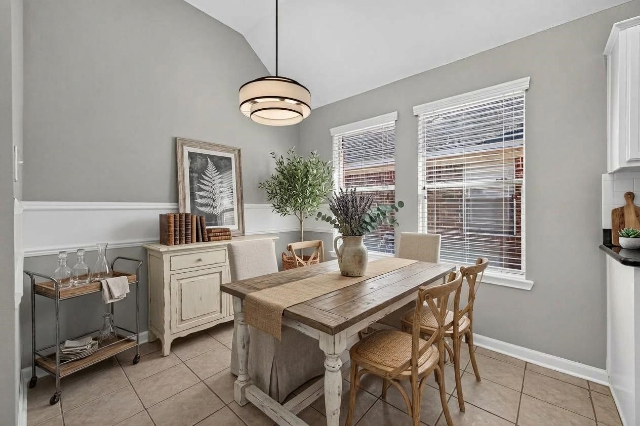 Virtually stagin breakfast room