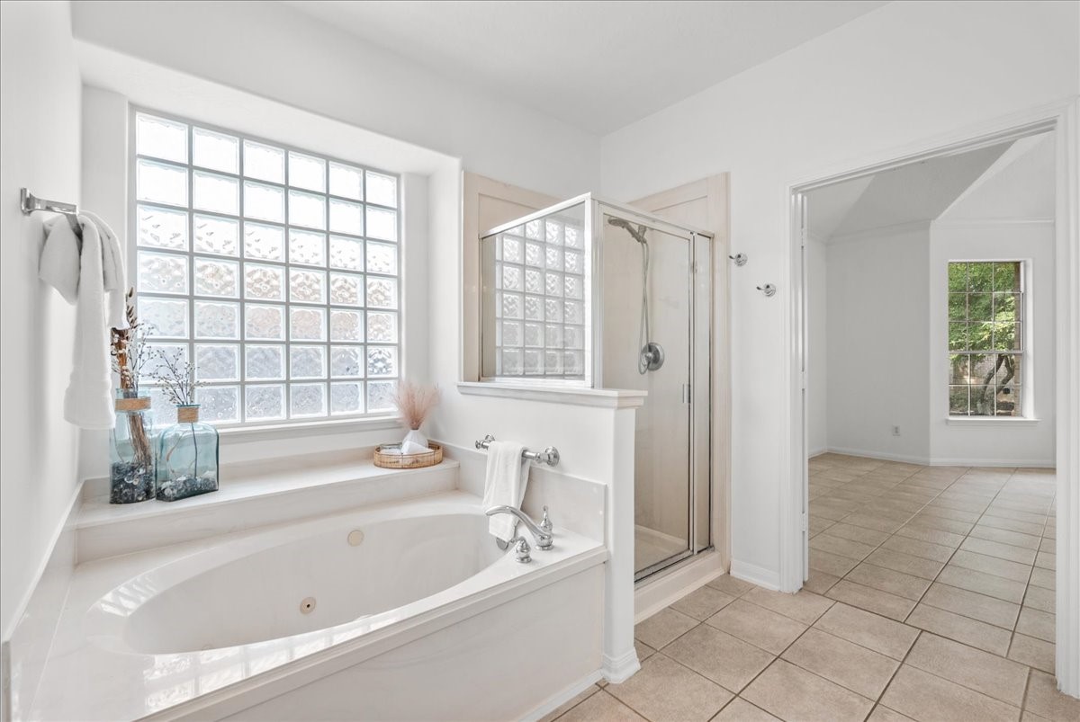 Imagine relaxing in this large garden tub after a long day!