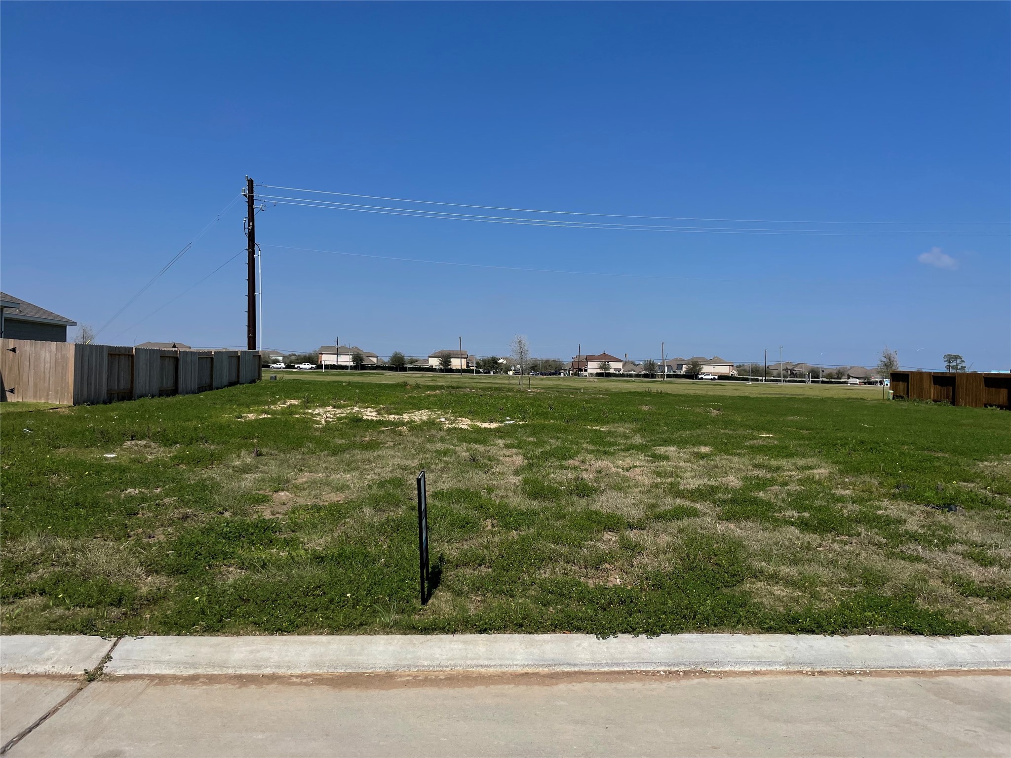 660 Woodhaven Lakes Drive, La Marque, TX 77568