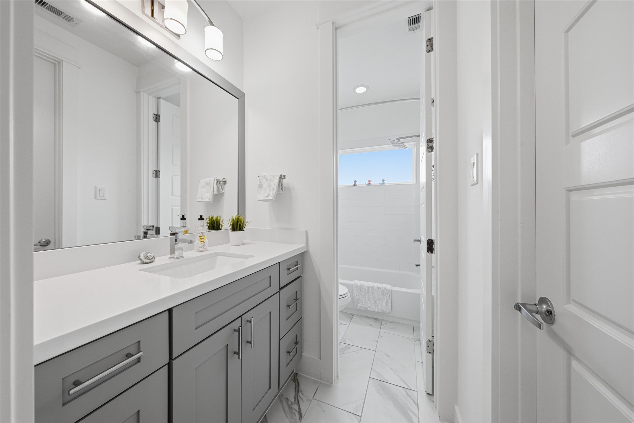 Full bathroom #2