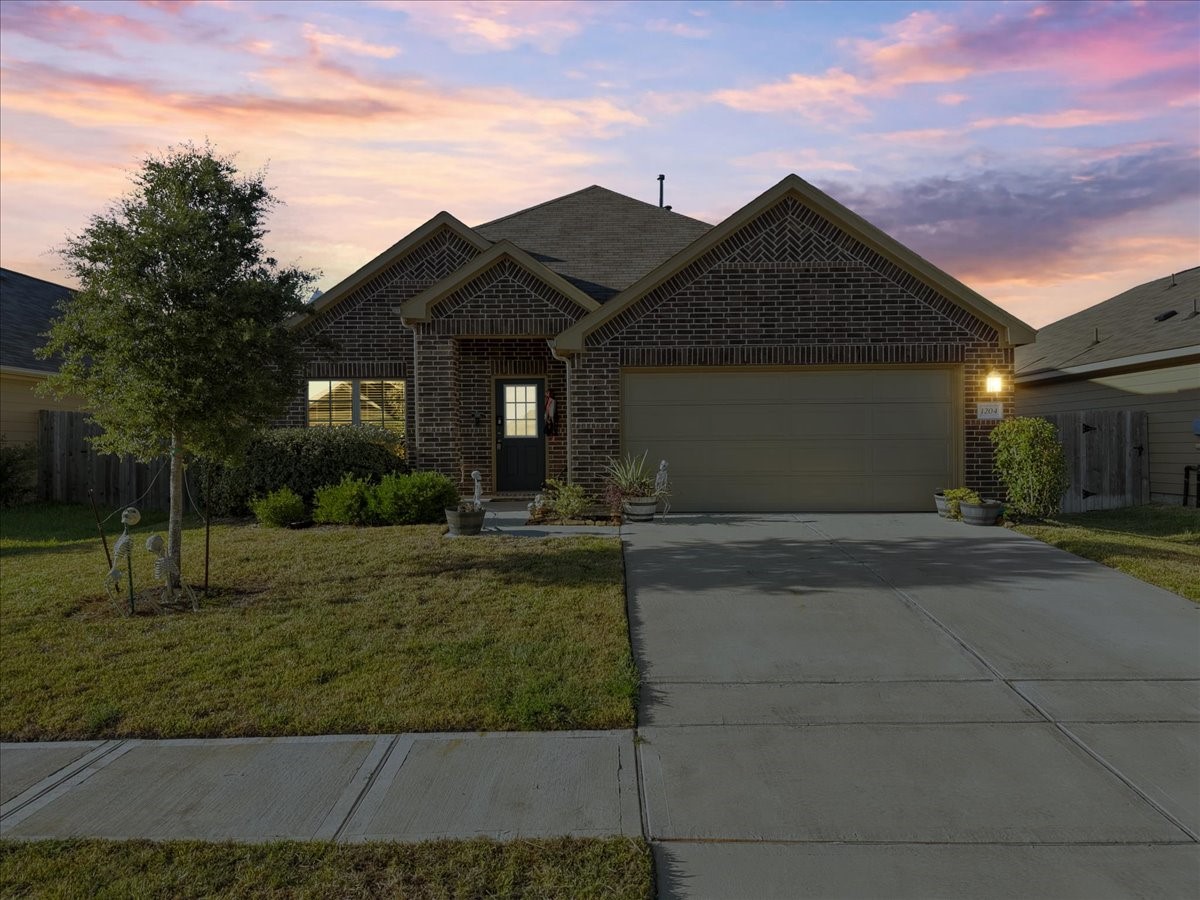 1204 Filly Creek Drive, Alvin, TX 77511