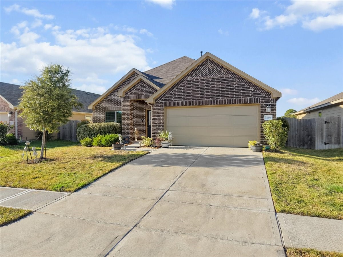 1204 Filly Creek Drive, Alvin, TX 77511
