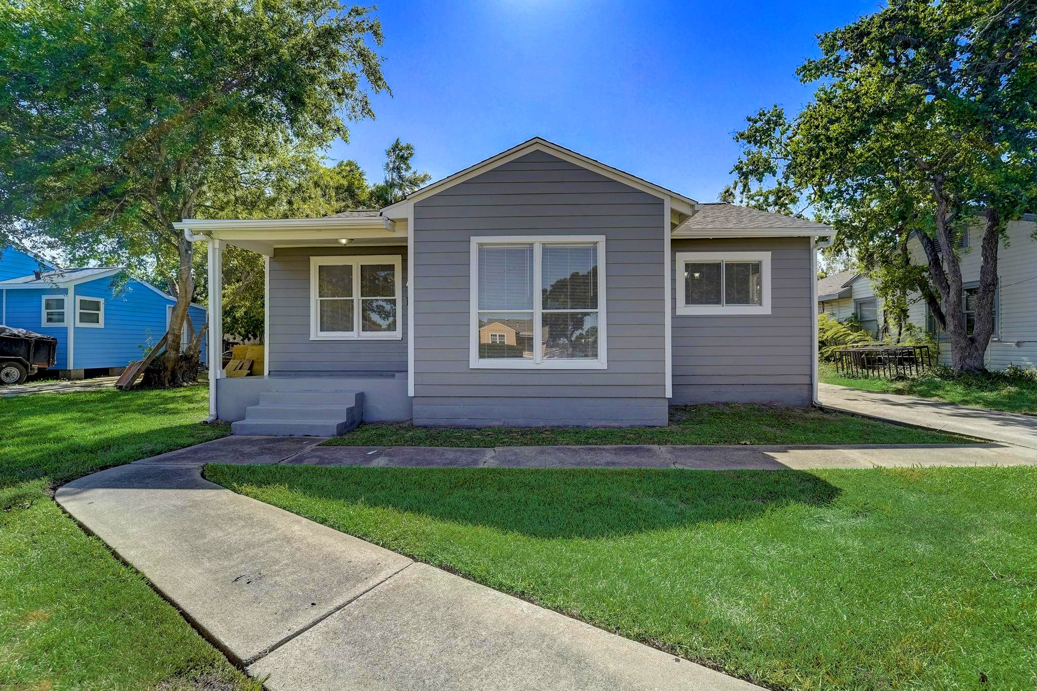 Welcome home to 1420 Foreman St, charming curb appeal and adorable front porch. Welcome home to 1420 Foreman St, charming curb appeal and adorable front porch.