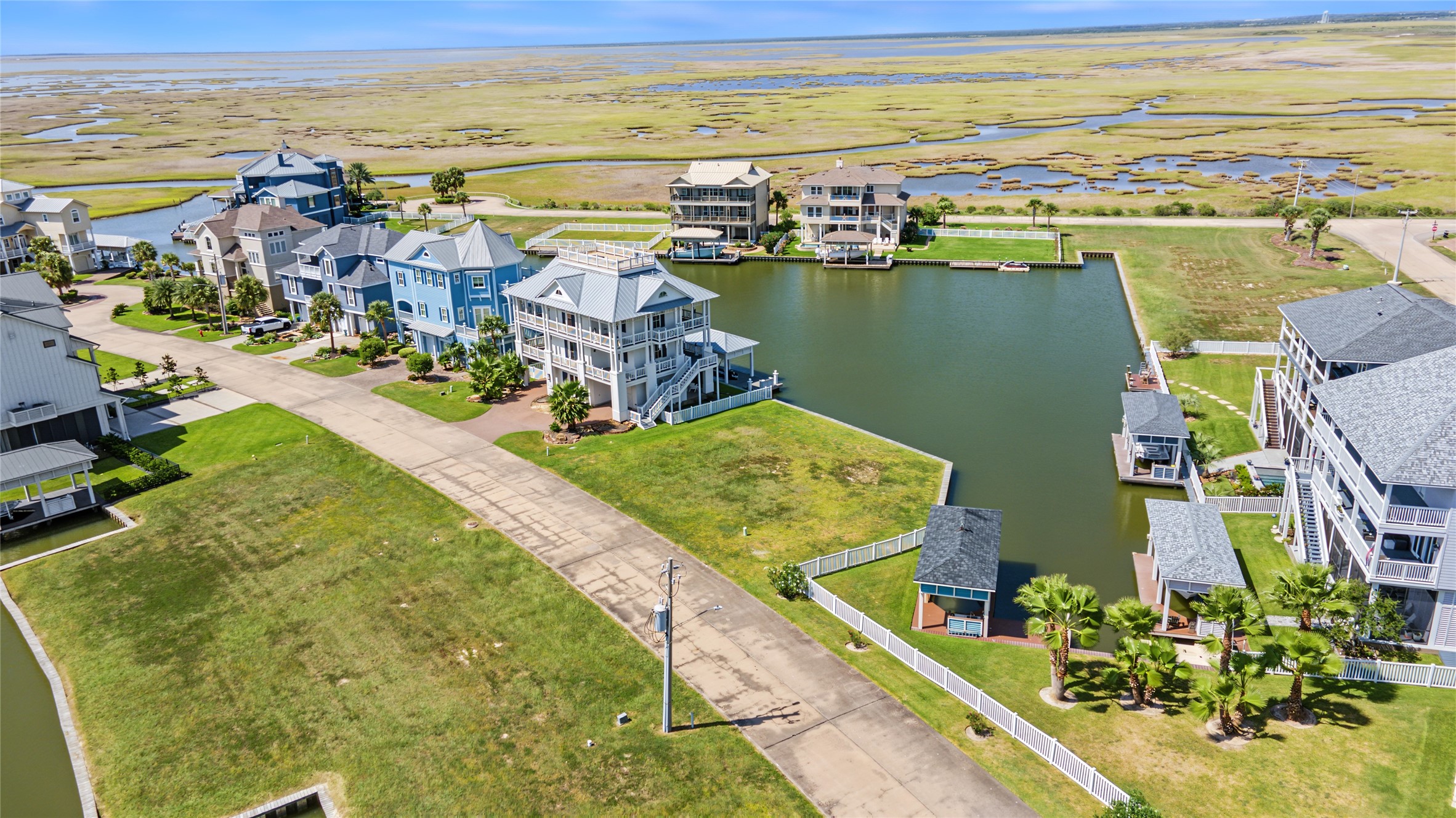 10 Islamorada, Hitchcock, TX 77563