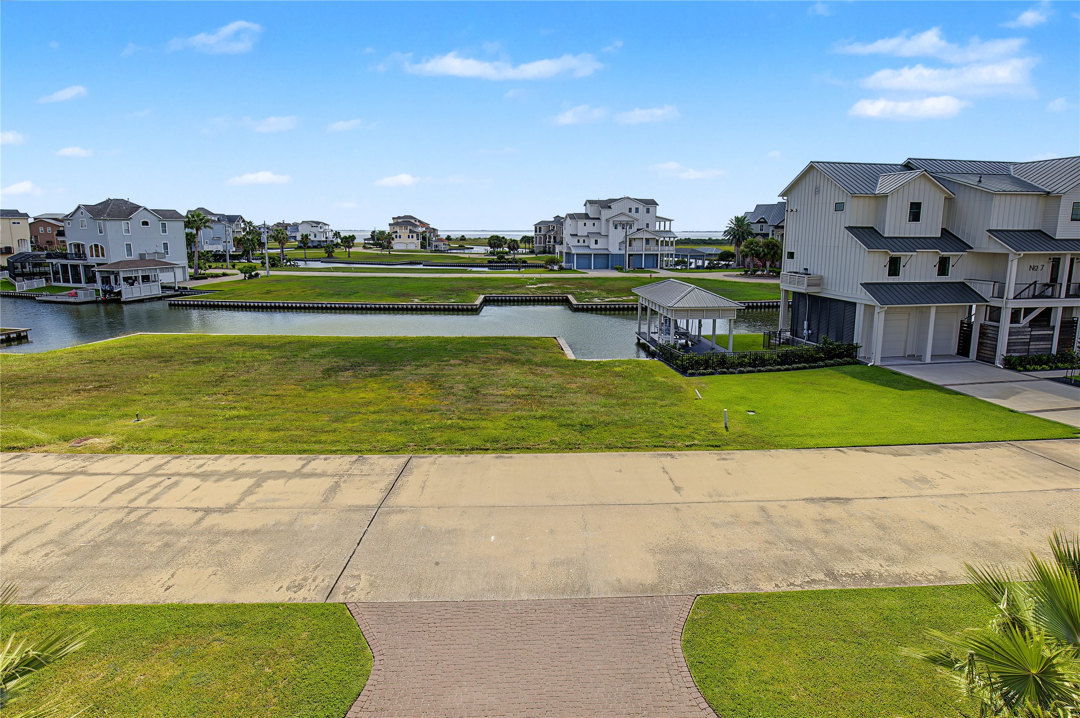 10 Islamorada, Hitchcock, TX 77563