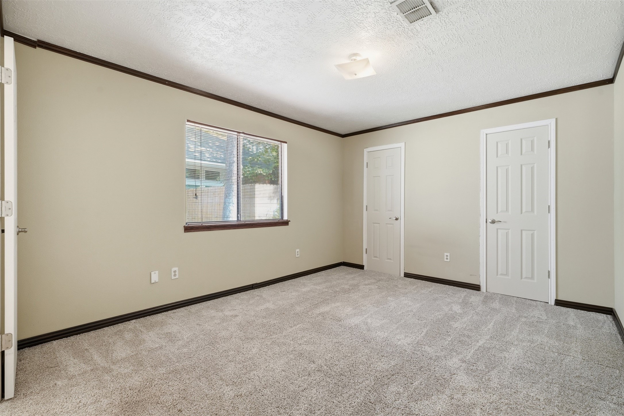 Bedroom with two closets and direct access to bathroom