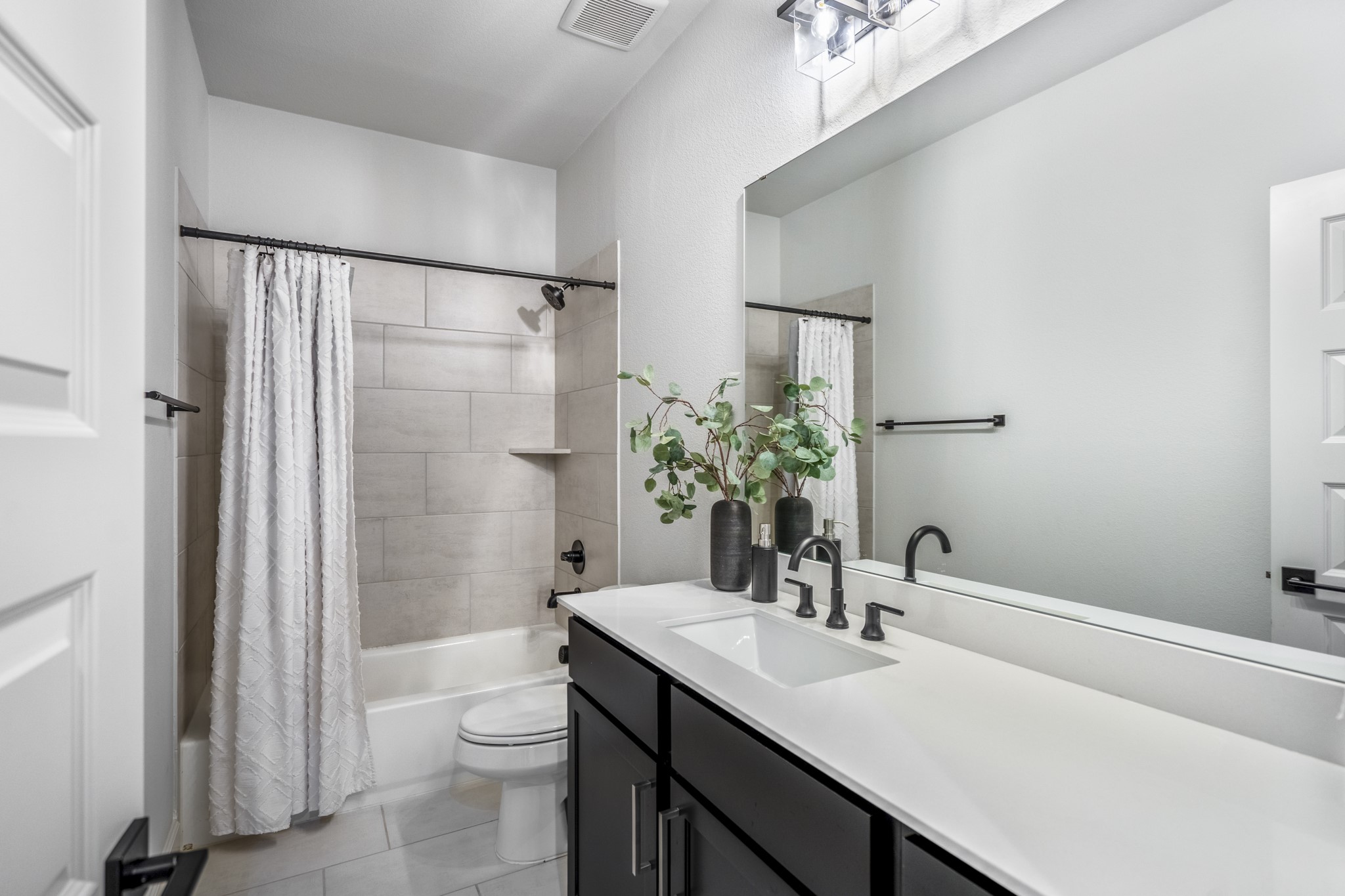 2nd level full bath shared between two bedrooms and the flex space.
