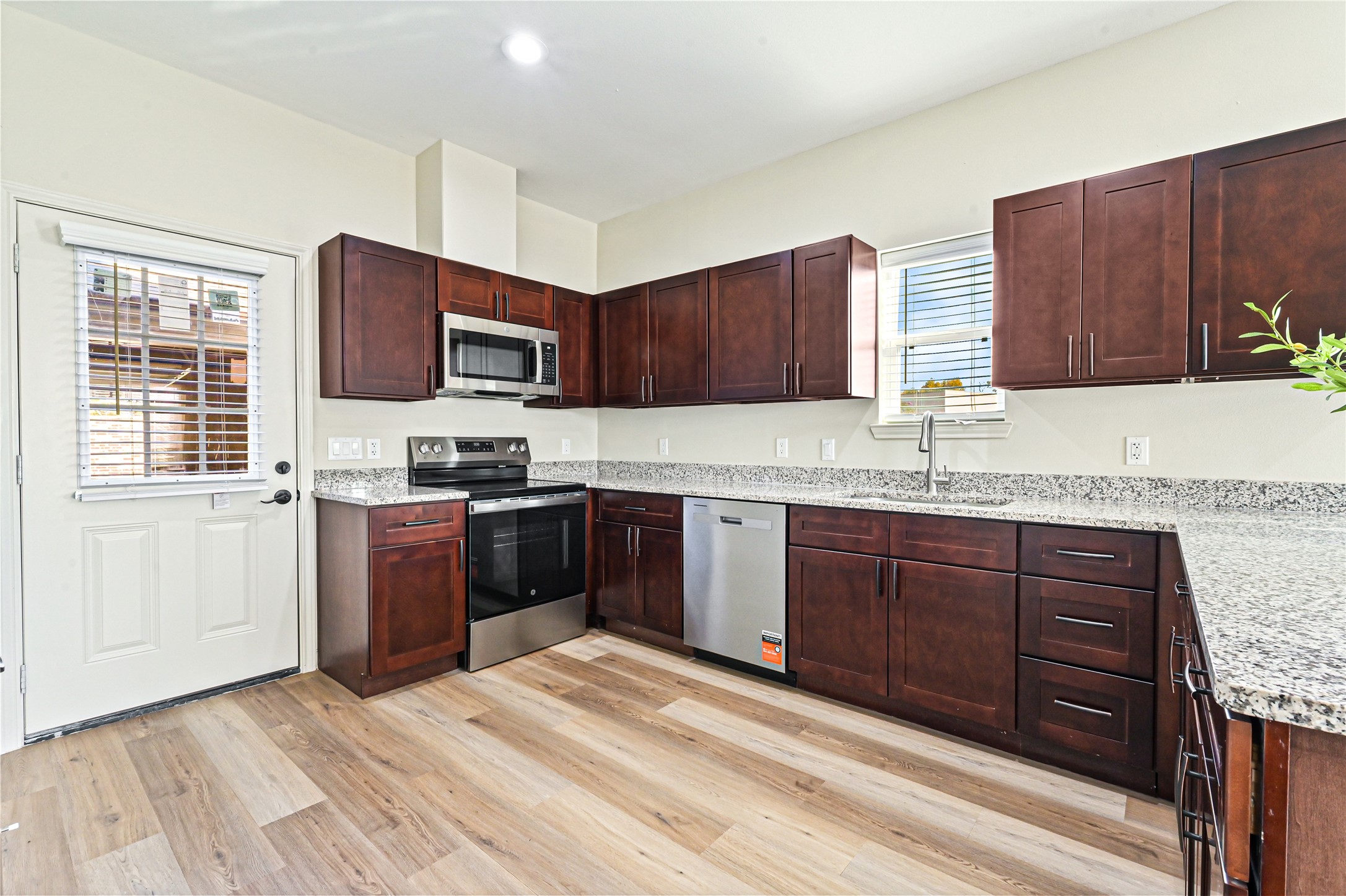 Lots of kitchen cabinets Lots of kitchen cabinets