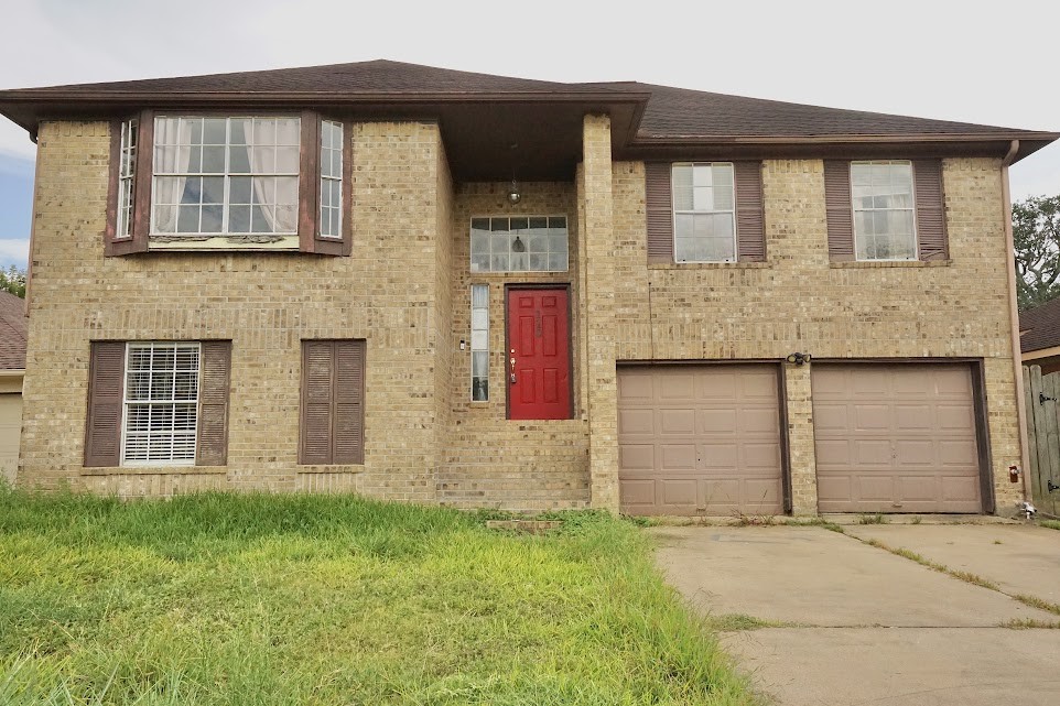 110 Almond Drive, Lake Jackson, TX 77566