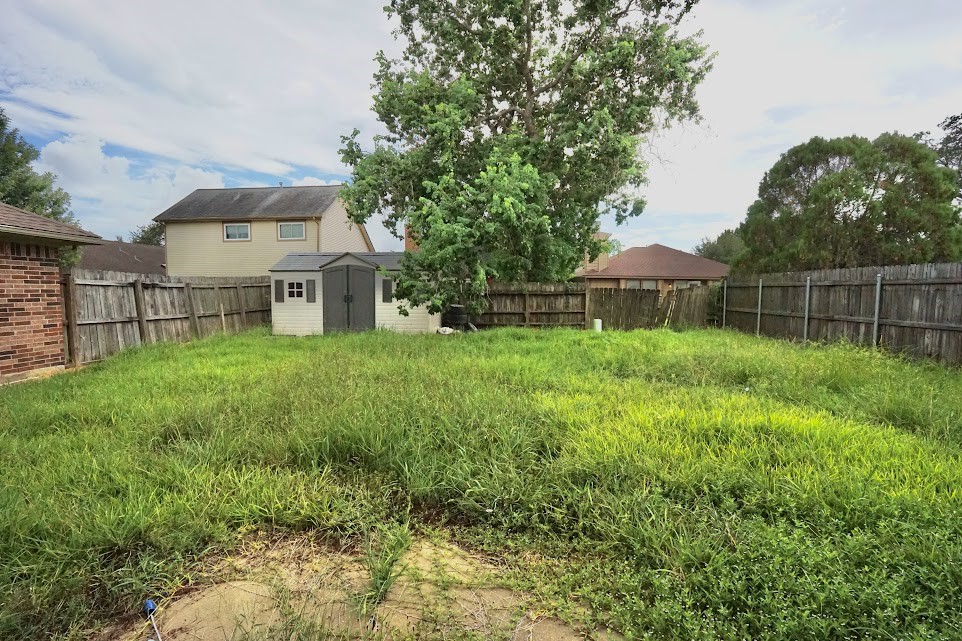 110 Almond Drive, Lake Jackson, TX 77566