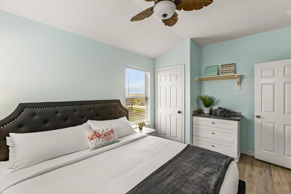 1157 Alex Drive, Gilchrist, TX 77617