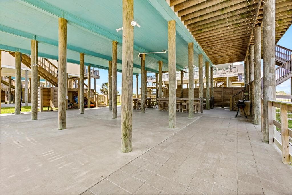 1157 Alex Drive, Gilchrist, TX 77617