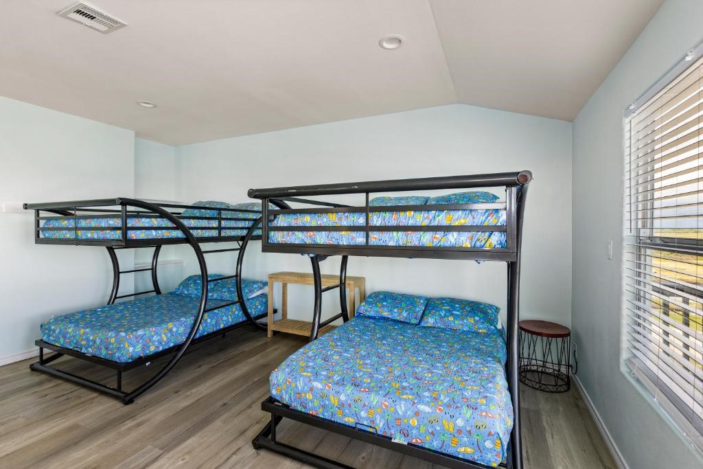 1157 Alex Drive, Gilchrist, TX 77617