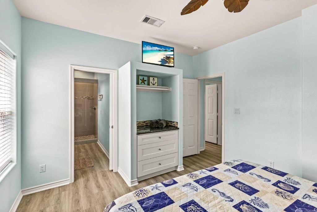 1157 Alex Drive, Gilchrist, TX 77617