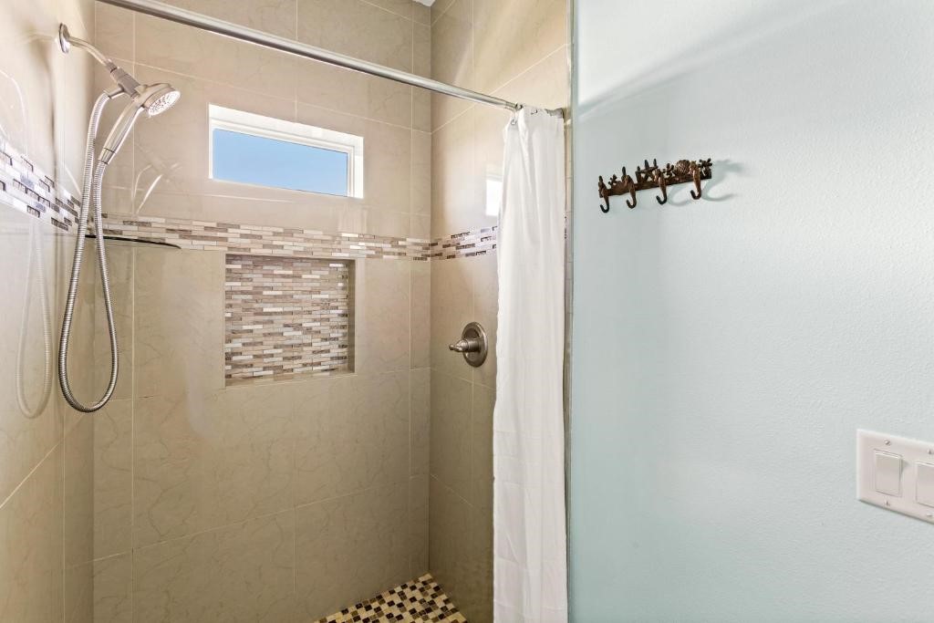 1157 Alex Drive, Gilchrist, TX 77617