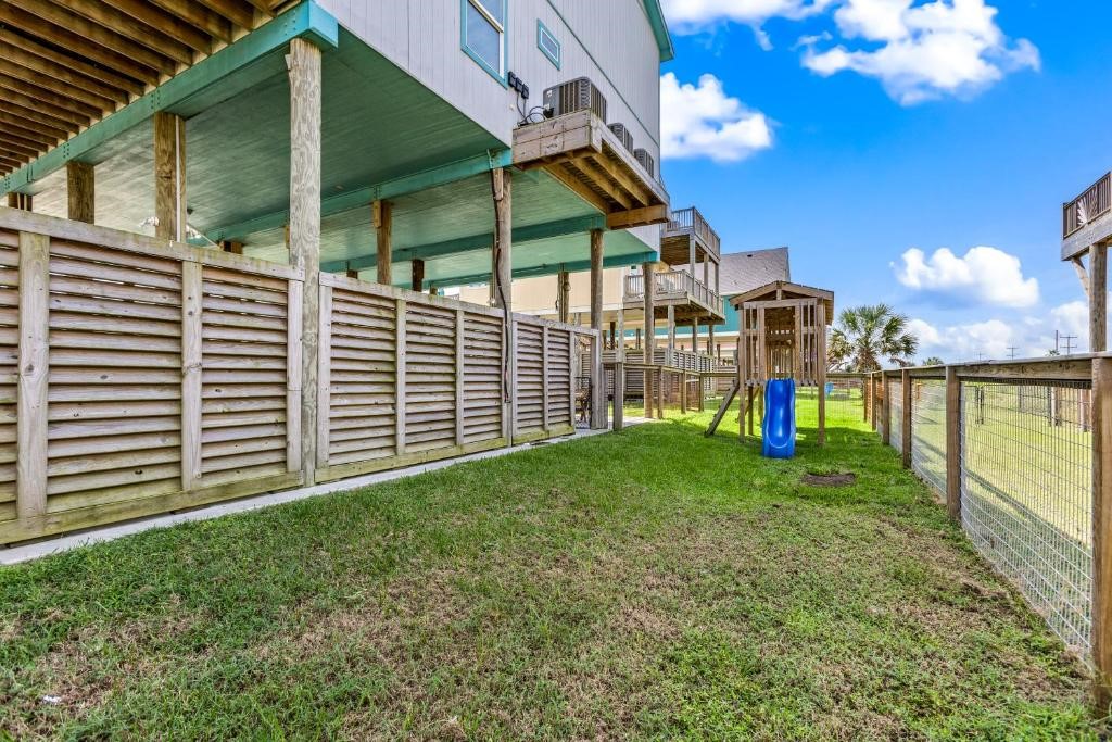 1157 Alex Drive, Gilchrist, TX 77617