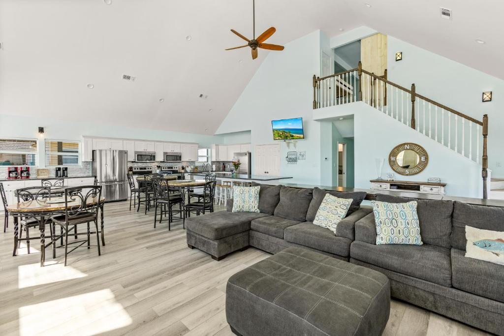 1157 Alex Drive, Gilchrist, TX 77617