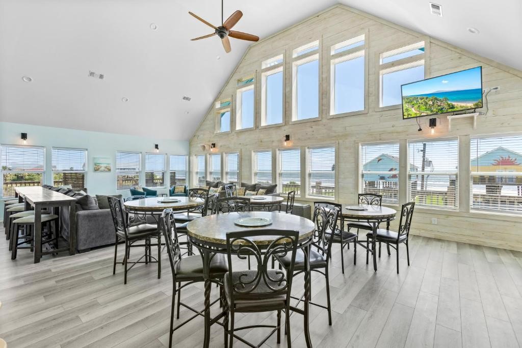 1157 Alex Drive, Gilchrist, TX 77617