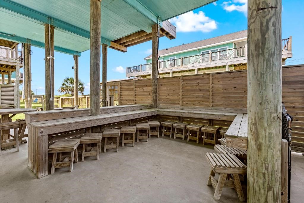 1157 Alex Drive, Gilchrist, TX 77617