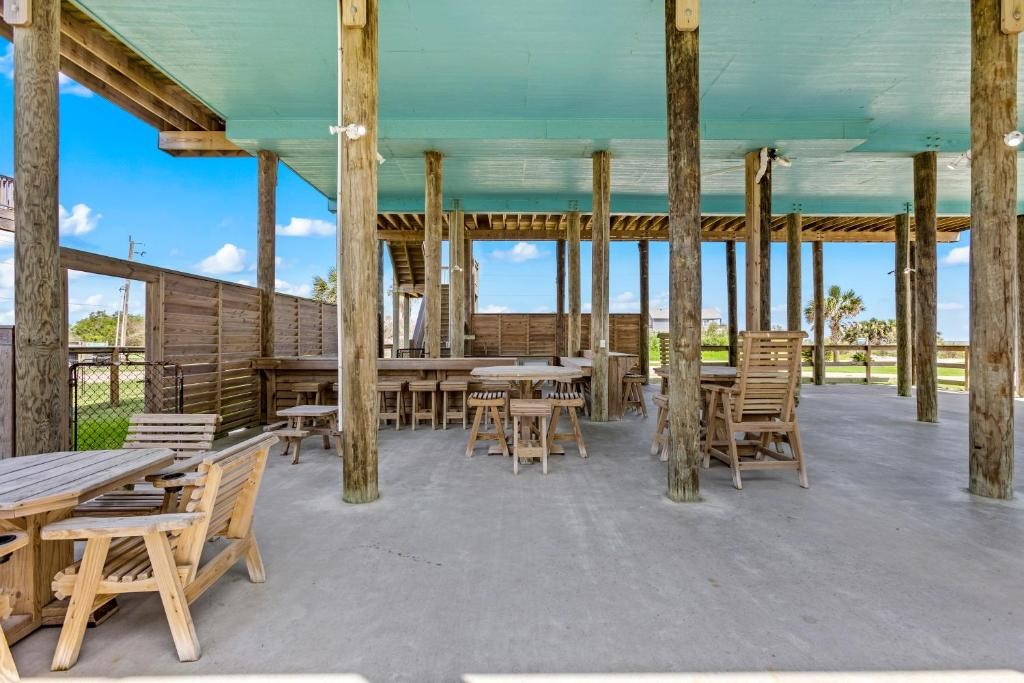 1157 Alex Drive, Gilchrist, TX 77617