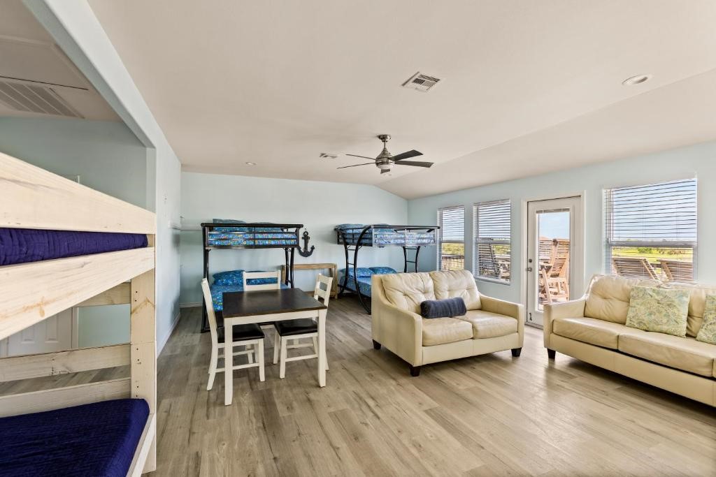 1157 Alex Drive, Gilchrist, TX 77617