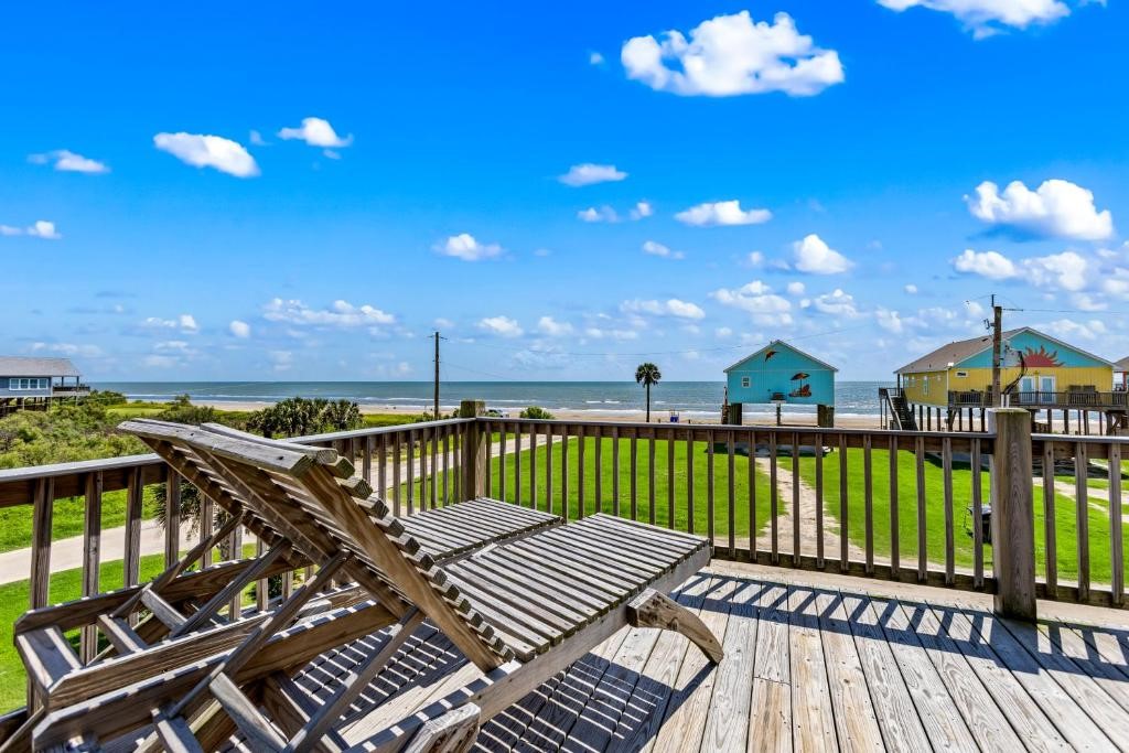 1157 Alex Drive, Gilchrist, TX 77617