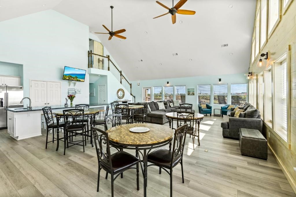 1157 Alex Drive, Gilchrist, TX 77617