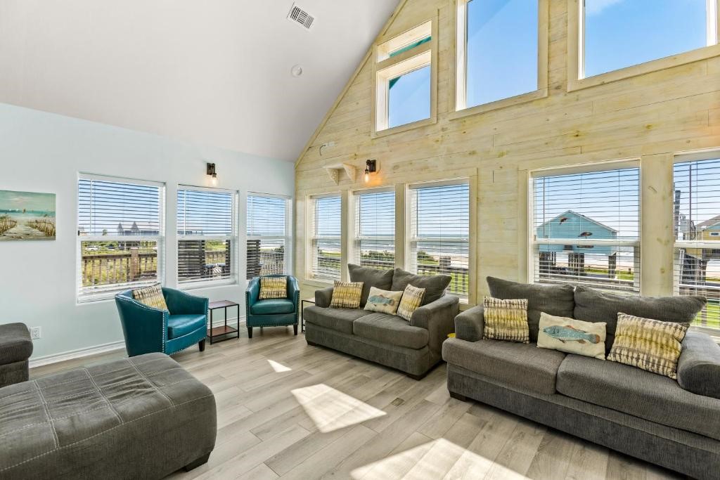 1157 Alex Drive, Gilchrist, TX 77617