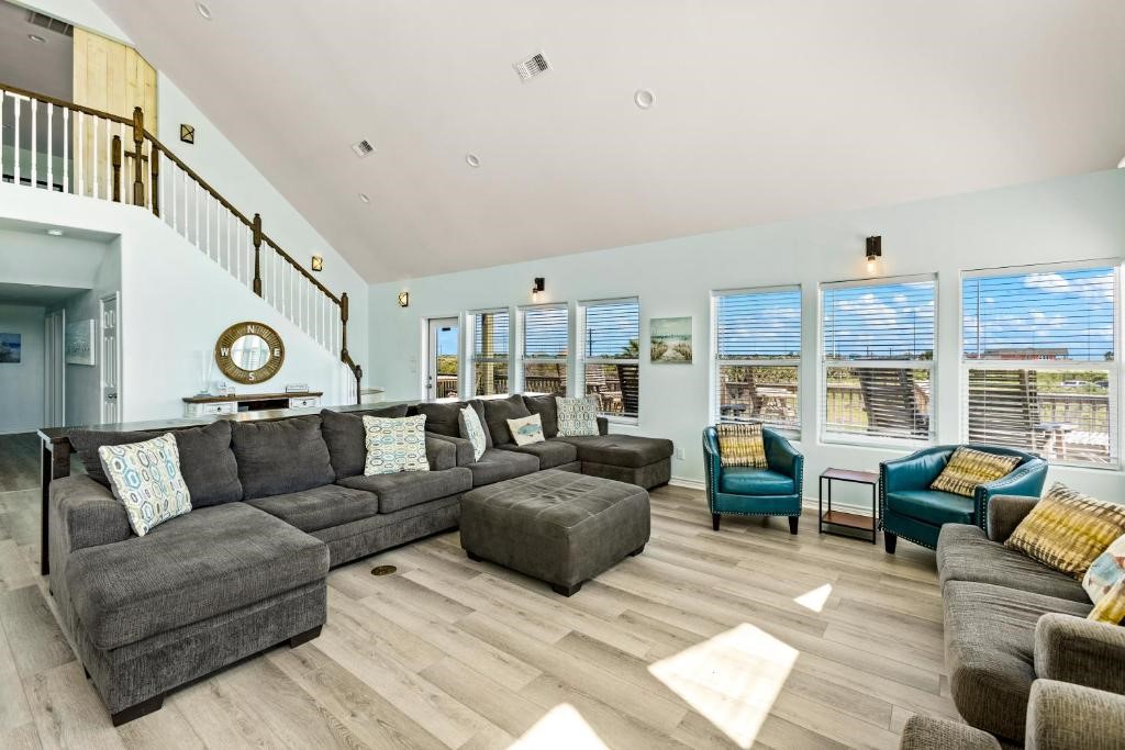 1157 Alex Drive, Gilchrist, TX 77617