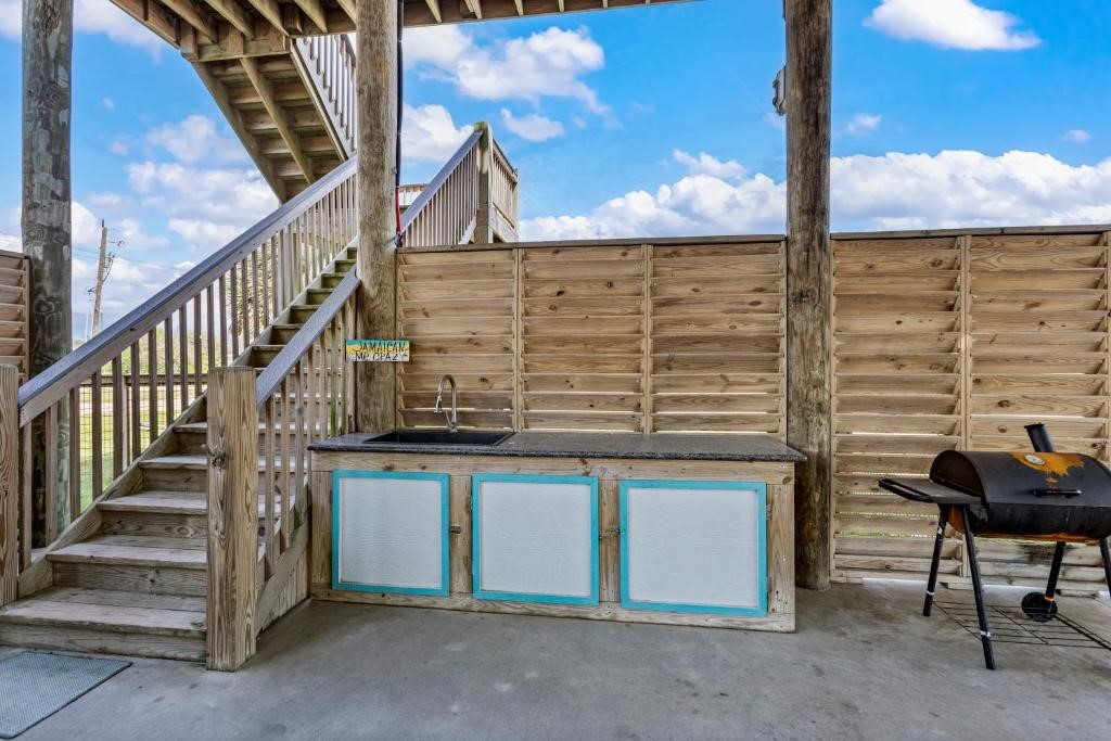 1157 Alex Drive, Gilchrist, TX 77617