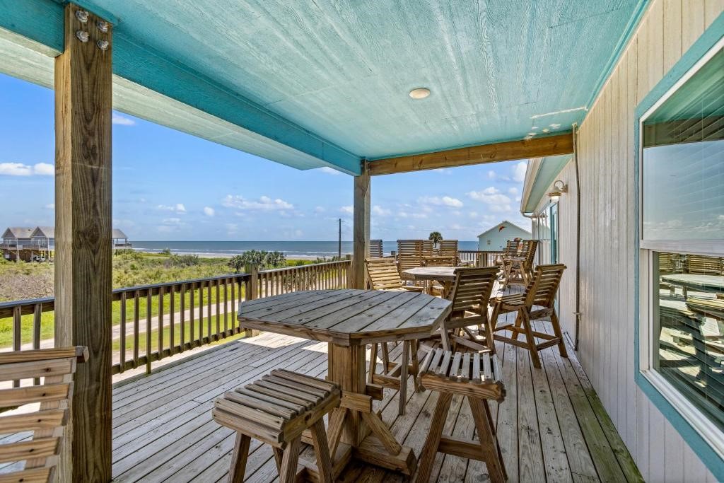 1157 Alex Drive, Gilchrist, TX 77617