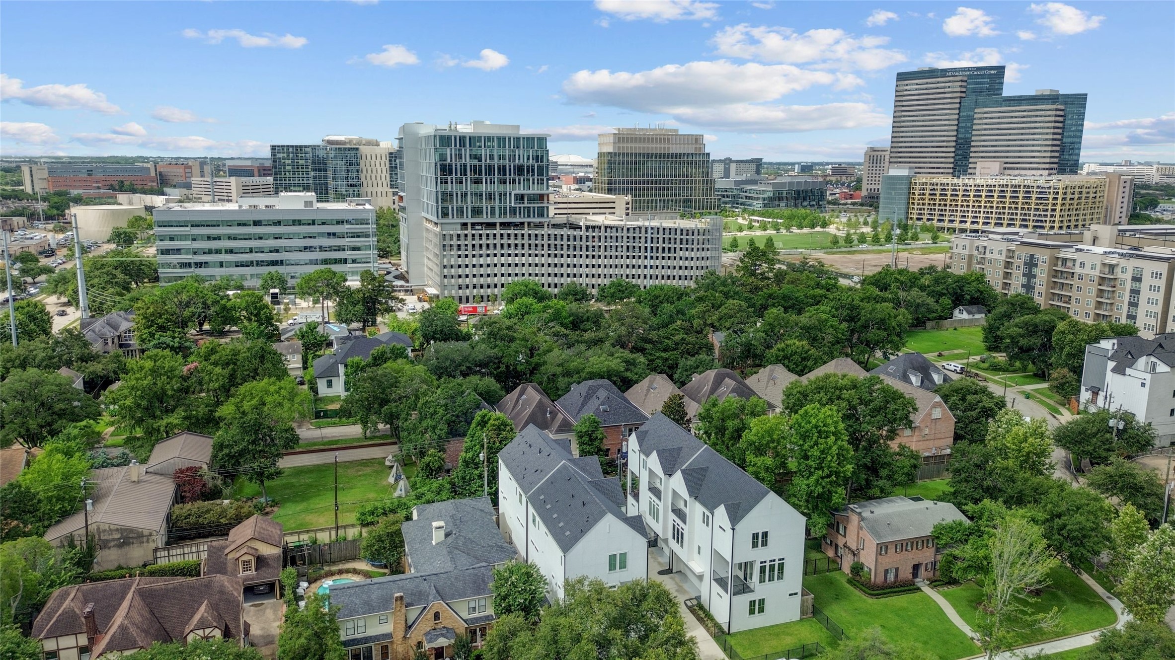 Aerial photo of 1907 Lauderdale facing Southwest toward the Texas Medical Center Helix Park in the background, less than half a mile away.