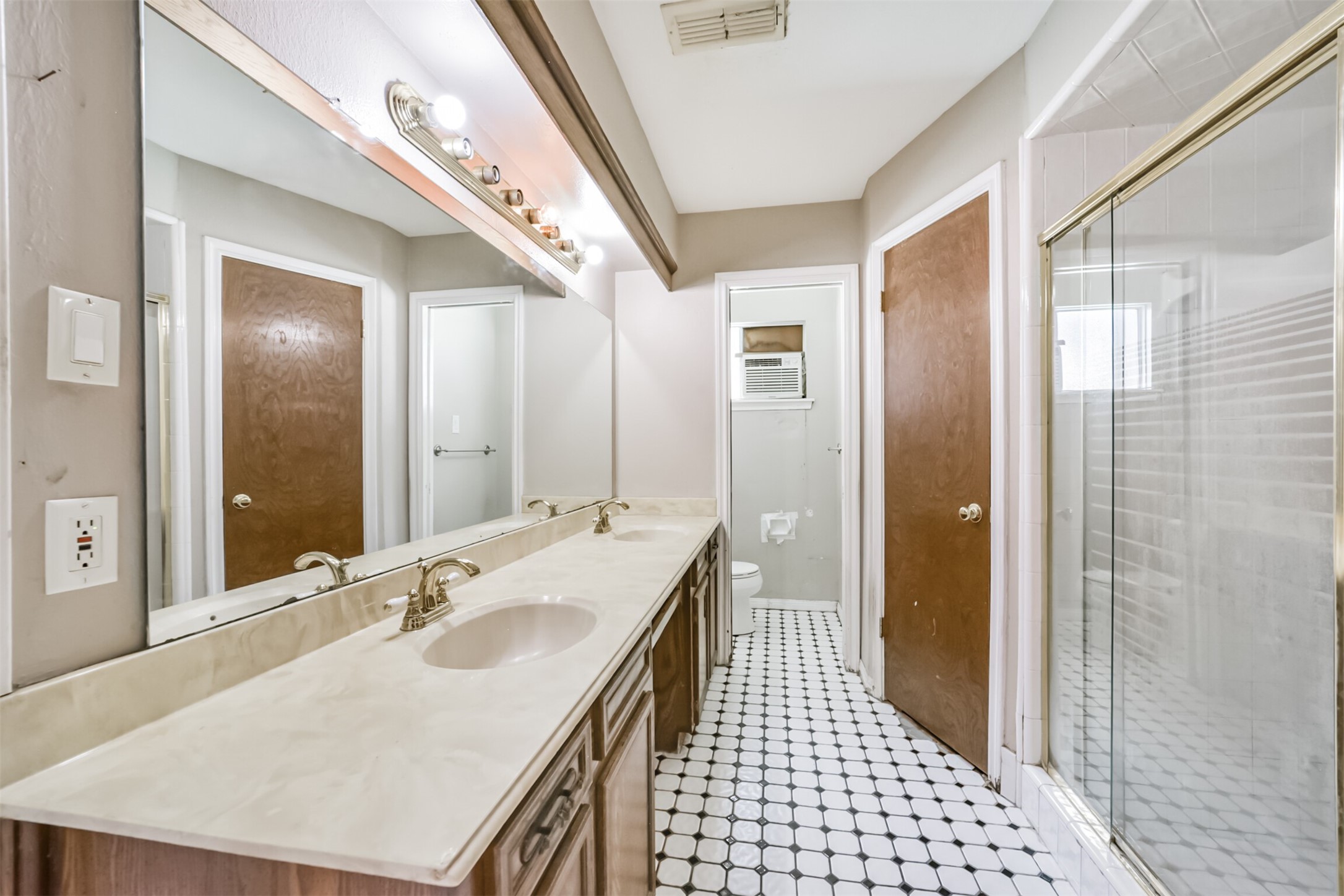 16511 Clearcrest Drive, Houston, TX 77059