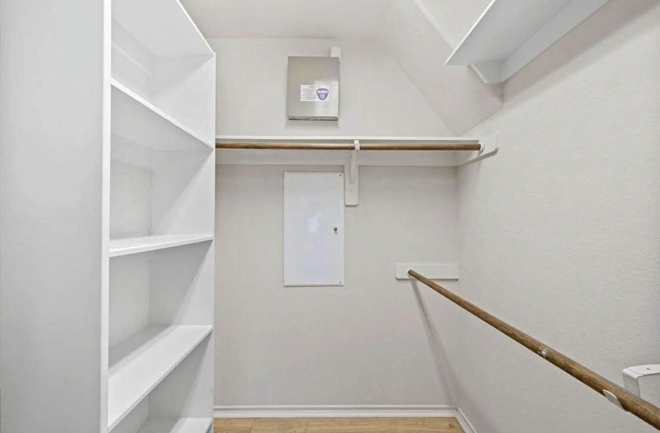 Walking Closet Master Bathroom