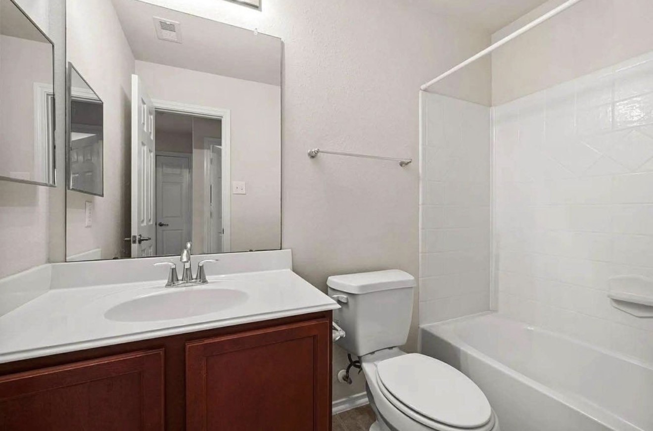 2nd Bath (2nd floor)
