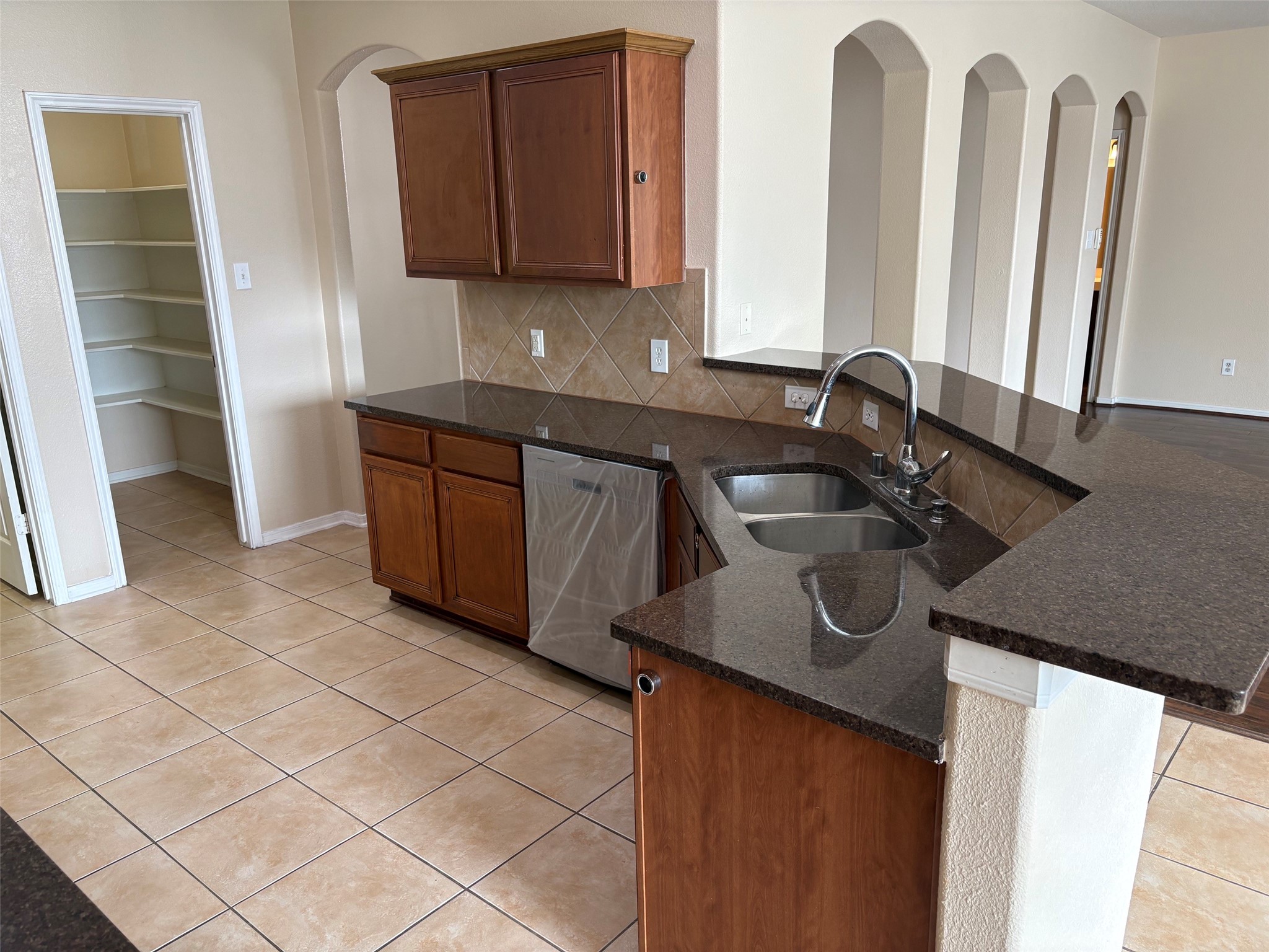 Breakfast bar area for extra seating- open to the family room Breakfast bar area for extra seating- open to the family room