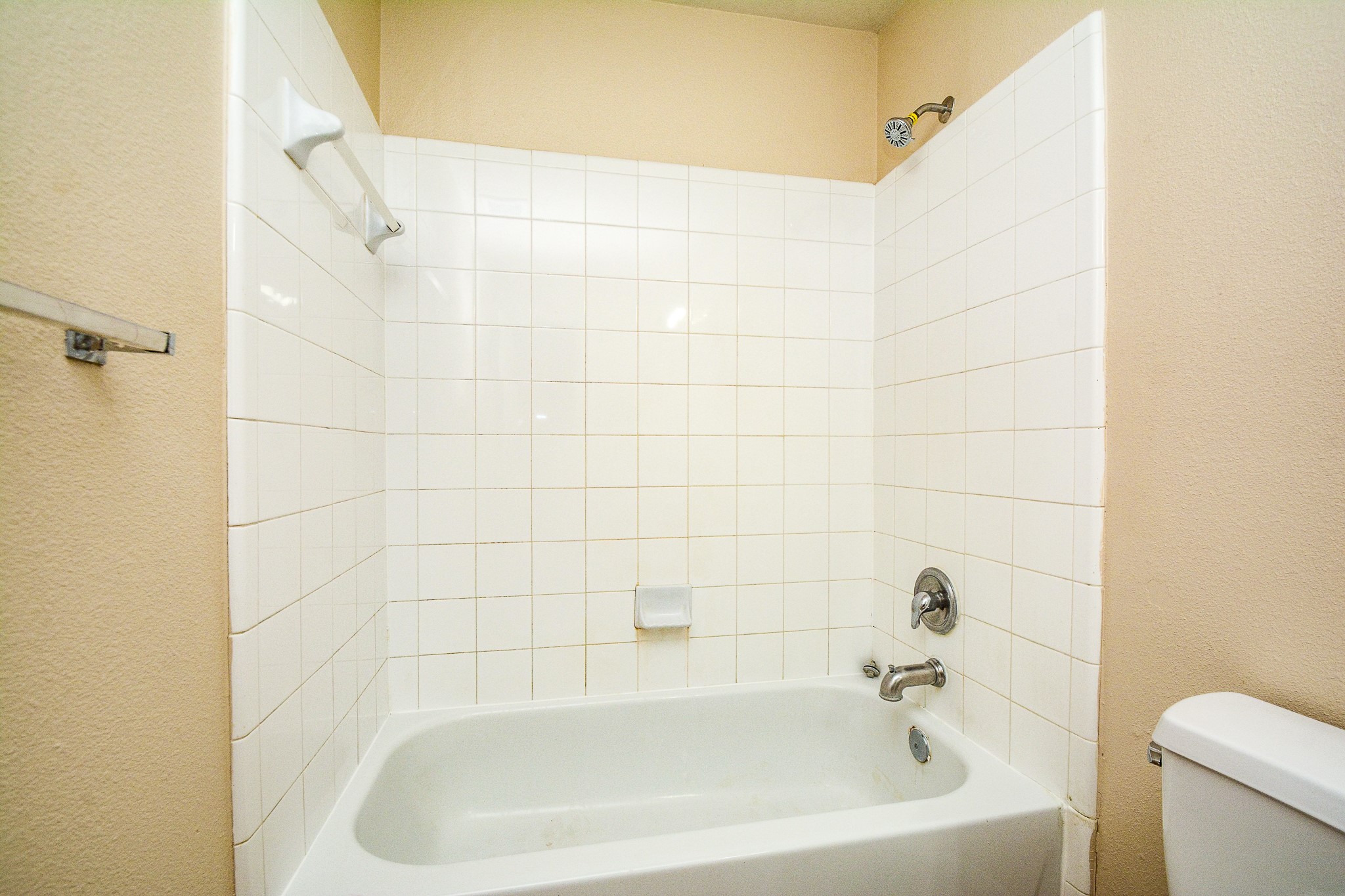 Upstairs full hall bath