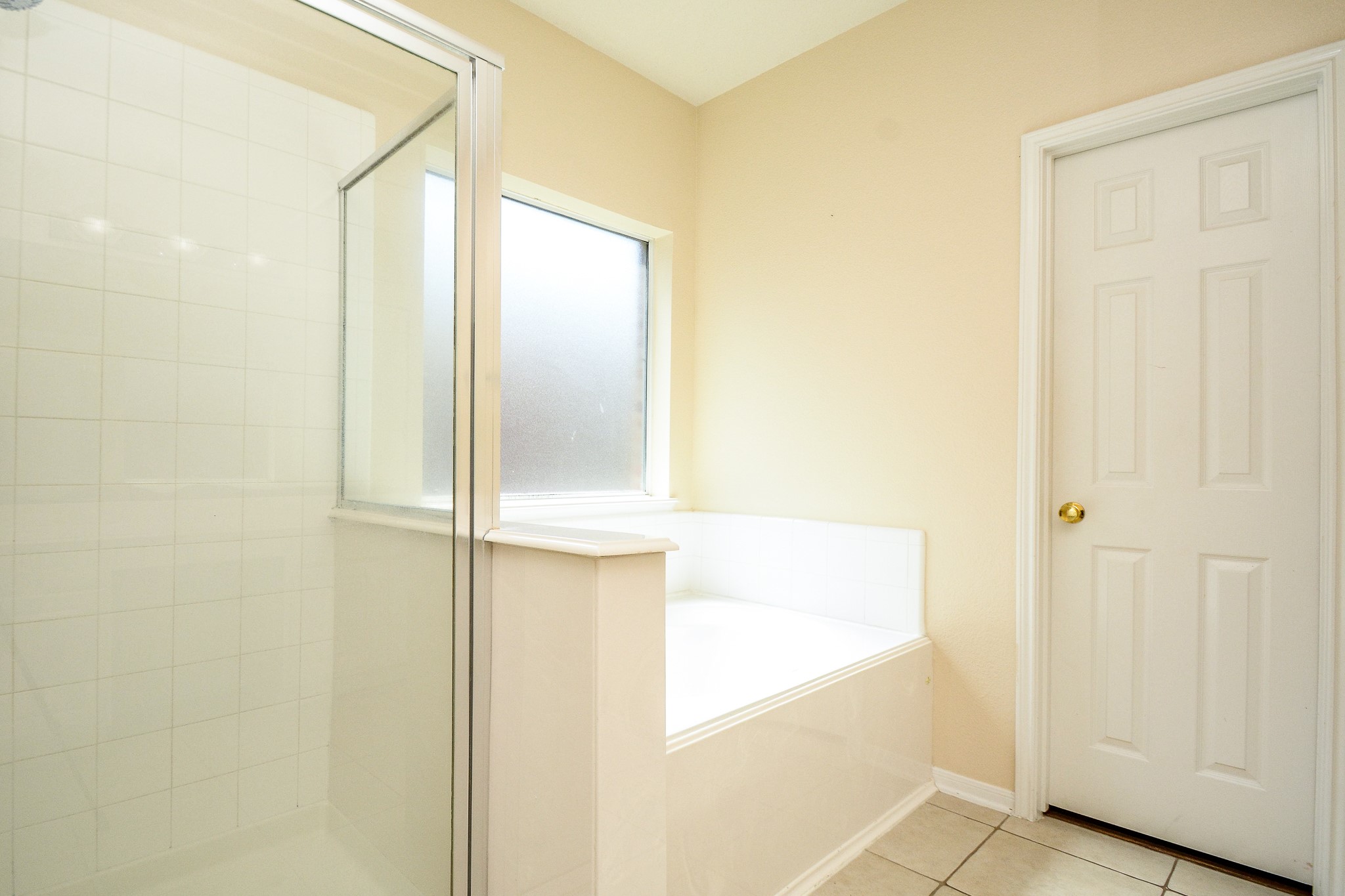 Primary en suite with separate shower and jetted tub